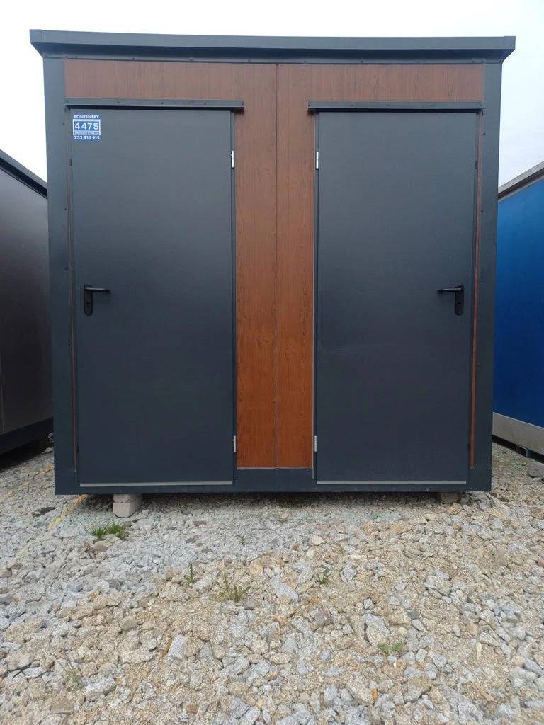 CONTENEDOR SANITARIO DOBLE DE 2 CABINAS: WC Y DUCHA EN UN DISEÑO ROBUSTO