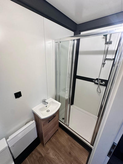 CONTENEDOR DE OFICINA CON BAÑO Y WC 6 x 2,5