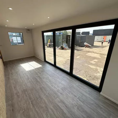 CONTENEDOR DE OFICINA 6,4 X 2,4 M CON PUERTA PLEGABLE