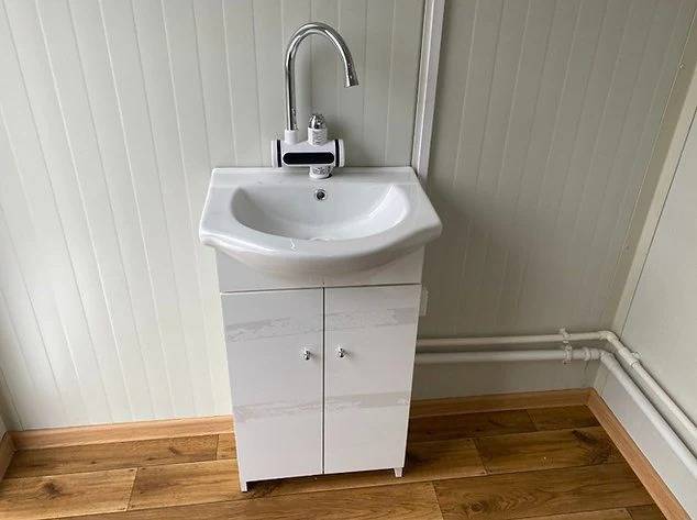 CONTENEDOR SANITARIO CON DOBLE CABINA WC