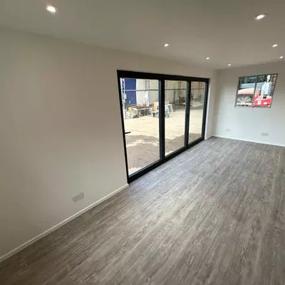 CONTENEDOR DE OFICINA 6,4 X 2,4 M CON PUERTA PLEGABLE