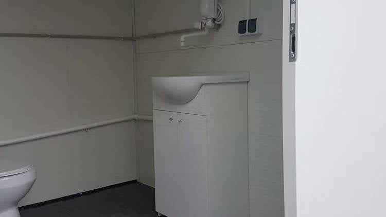 REMOLQUE SANITARIO CON DOBLE ASEO