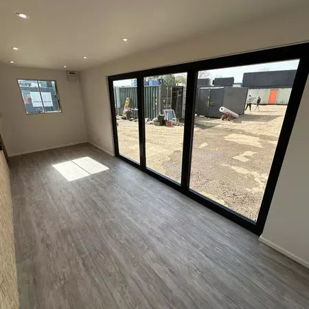 CONTENEDOR DE OFICINA 6,4 X 2,4 M CON PUERTA PLEGABLE