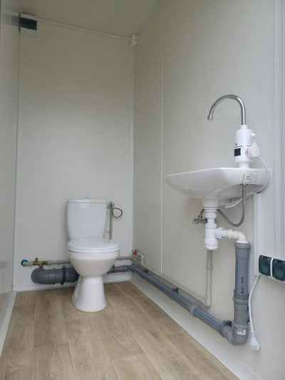 CONTENEDOR SANITARIO DOBLE DE 2 CABINAS: WC Y DUCHA EN UN DISEÑO ROBUSTO