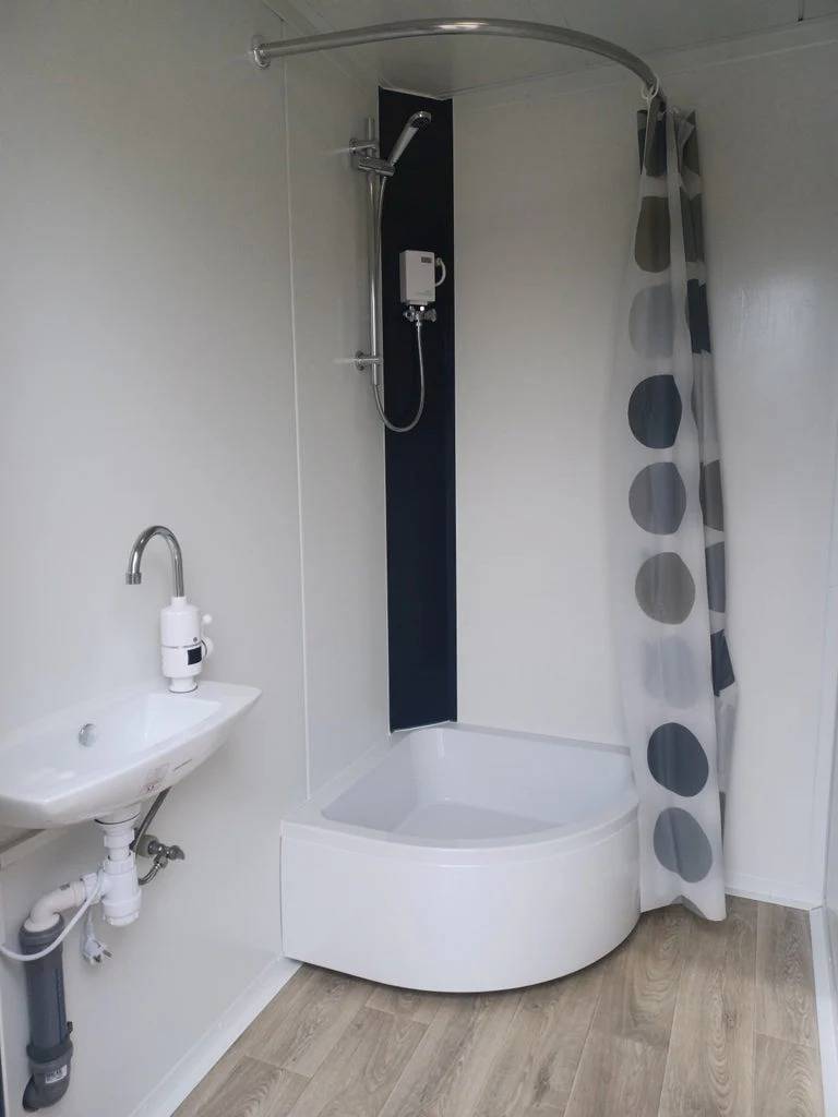 CONTENEDOR SANITARIO DOBLE DE 2 CABINAS: WC Y DUCHA EN UN DISEÑO ROBUSTO