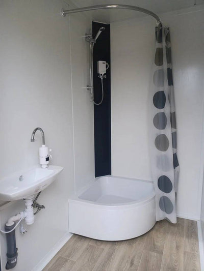 CONTENEDOR SANITARIO DOBLE DE 2 CABINAS: WC Y DUCHA EN UN DISEÑO ROBUSTO