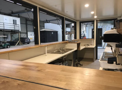 CONTENEDOR DE ENVÍO DE 20 PIES CONVERTIDO EN CAFETERÍA/BAR/SNACK BAR