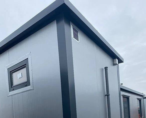 CONTENEDOR SANITARIO CON DOBLE CABINA WC