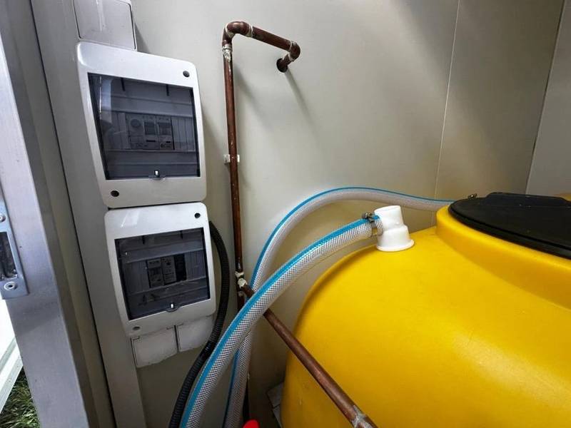 REMOLQUE SANITARIO AUTÓNOMO CON TANQUES