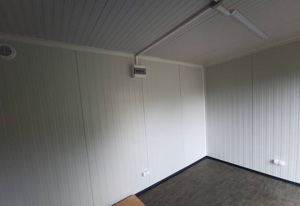 CONTENEDOR DE OFICINA CON BANO 6x3M