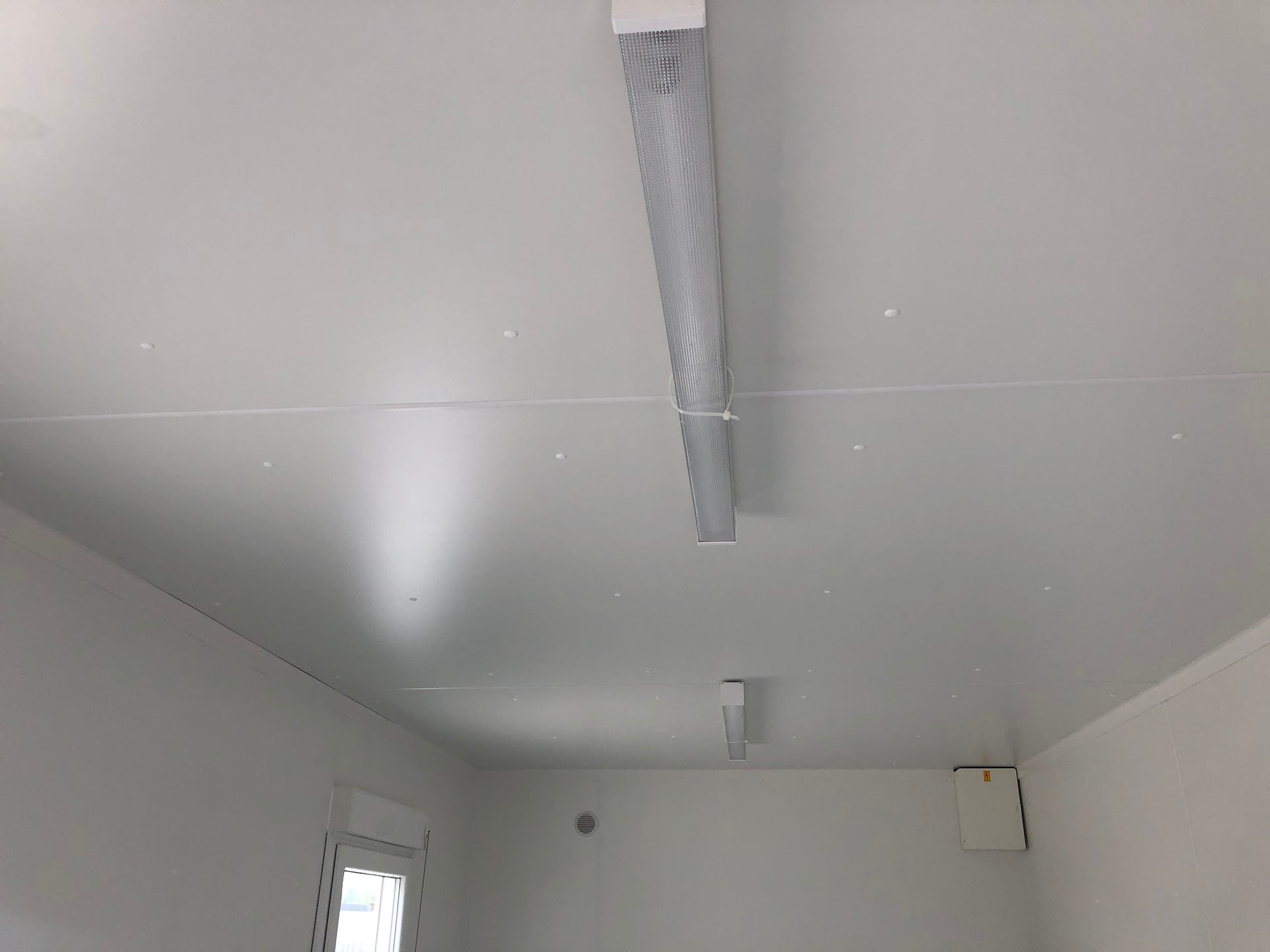 CONTENEDOR DE OFICINA 6 X 3 M CON DOS VENTANAS LATÉRALES