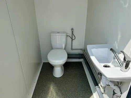 CONTENEDOR SANITARIO CON 3 CABINAS