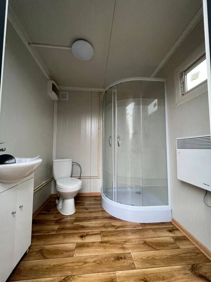 CONTENEDOR SANITARIO CON DUCHA Y WC