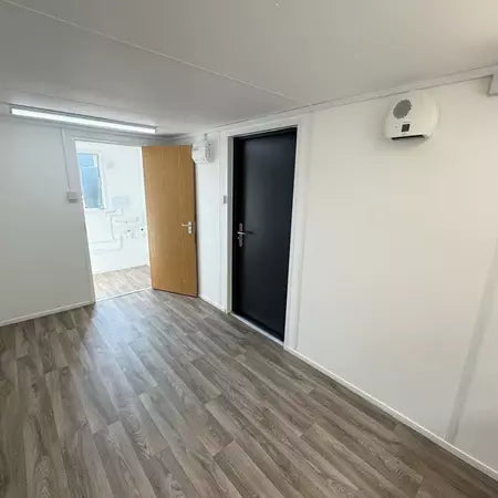 CONTENEDOR DE OFICINA 2,4 x 6,4 M CON BANO Y COCINA