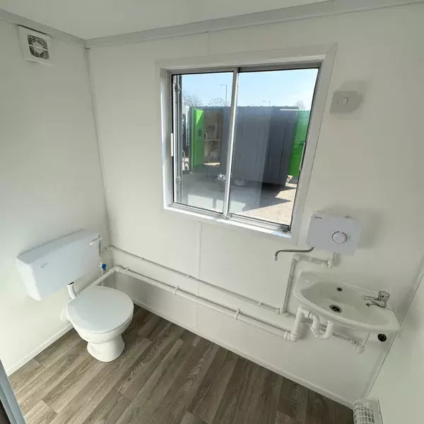 CONTENEDOR DE OFICINA 2,4 x 6,4 M CON BANO Y COCINA