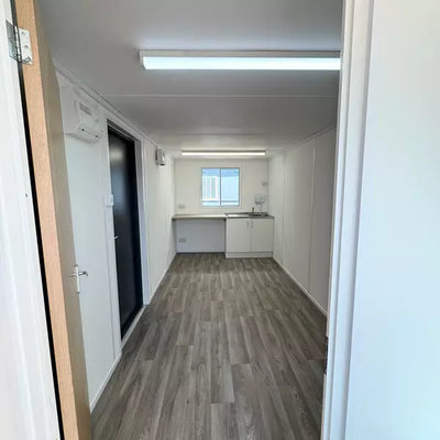 CONTENEDOR DE OFICINA 2,4 x 6,4 M CON BANO Y COCINA